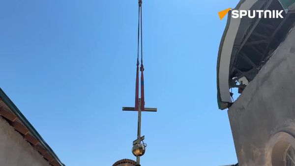 В Нукусе установили первый купол и крест крещальни строящегося православного храма - Sputnik Узбекистан
