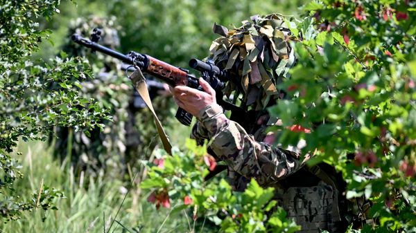 Боевое слаживание снайперских пар группировки войск Центр. Архивное фото - Sputnik Ўзбекистон
