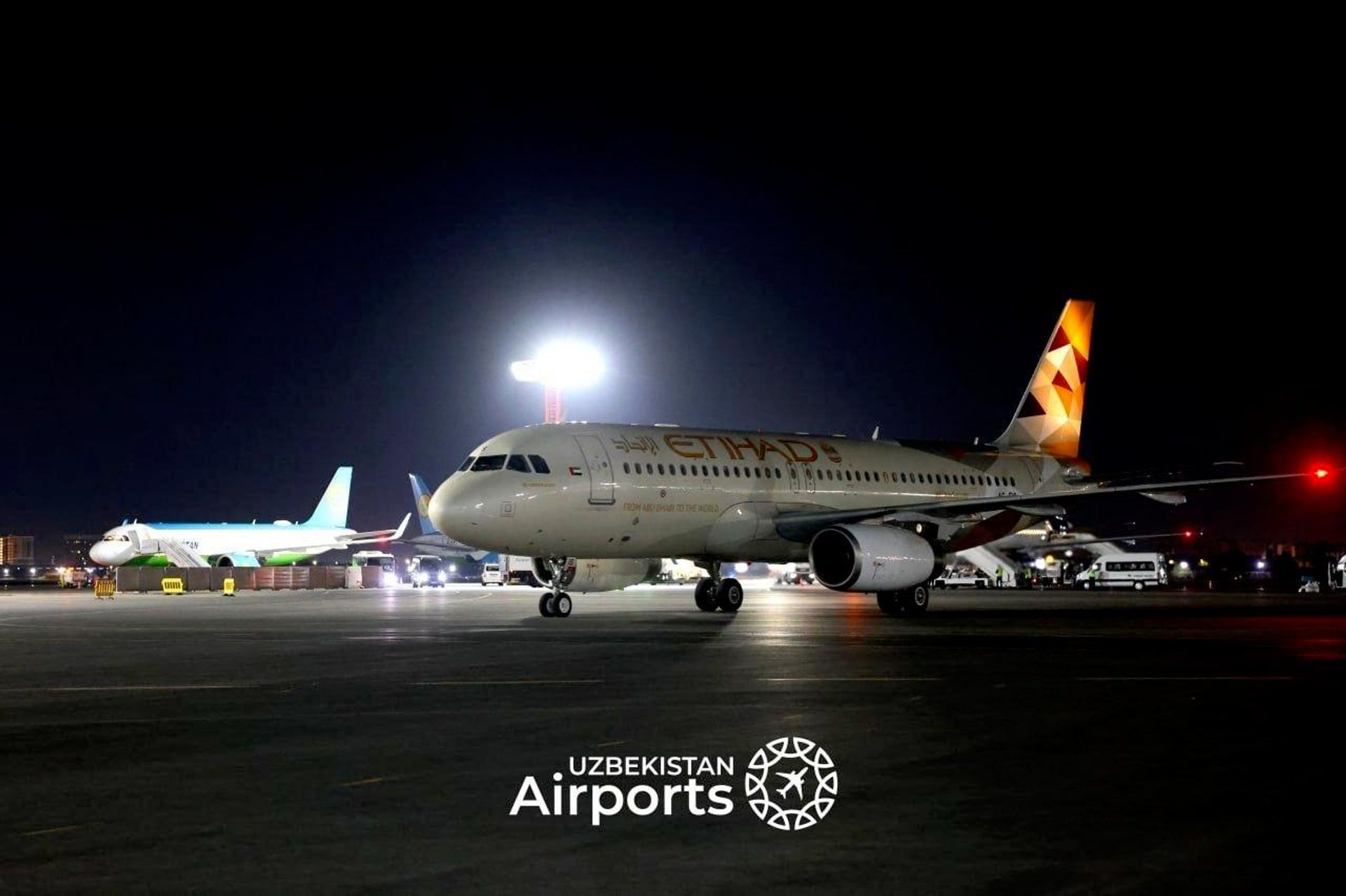 Сегодня первый рейс Etihad Airways по маршруту Абу-Даби — Ташкент приземлился в международном аэропорту столицы в 02 - Sputnik Узбекистан, 1920, 10.08.2026