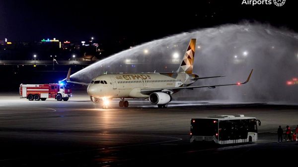 Первый рейс Etihad Airways из Абу-Даби торжественно встретили в аэропорту Ташкента - Sputnik Ўзбекистон