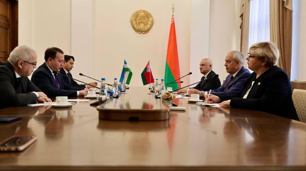 Vstrecha posla Uzbekistana Nuriddina Mamajonova so spikerom Palati predstaviteley Belarusi Igorem Sergeyenko - Sputnik O‘zbekiston