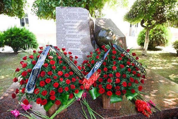 К мемориалам на Боткинском кладбище Ташкента и на стадионе Пахтакор возложили цветы в память о трагедии 11 августа 1979 года К мемориалам на Боткинском кладбище Ташкента и на стадионе Пахтакор возложили цветы в память о трагедии 11 августа 1979 года - Sputnik Узбекистан