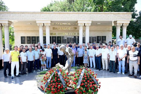 К мемориалам на Боткинском кладбище Ташкента и на стадионе Пахтакор возложили цветы в память о трагедии 11 августа 1979 года К мемориалам на Боткинском кладбище Ташкента и на стадионе Пахтакор возложили цветы в память о трагедии 11 августа 1979 года - Sputnik Узбекистан