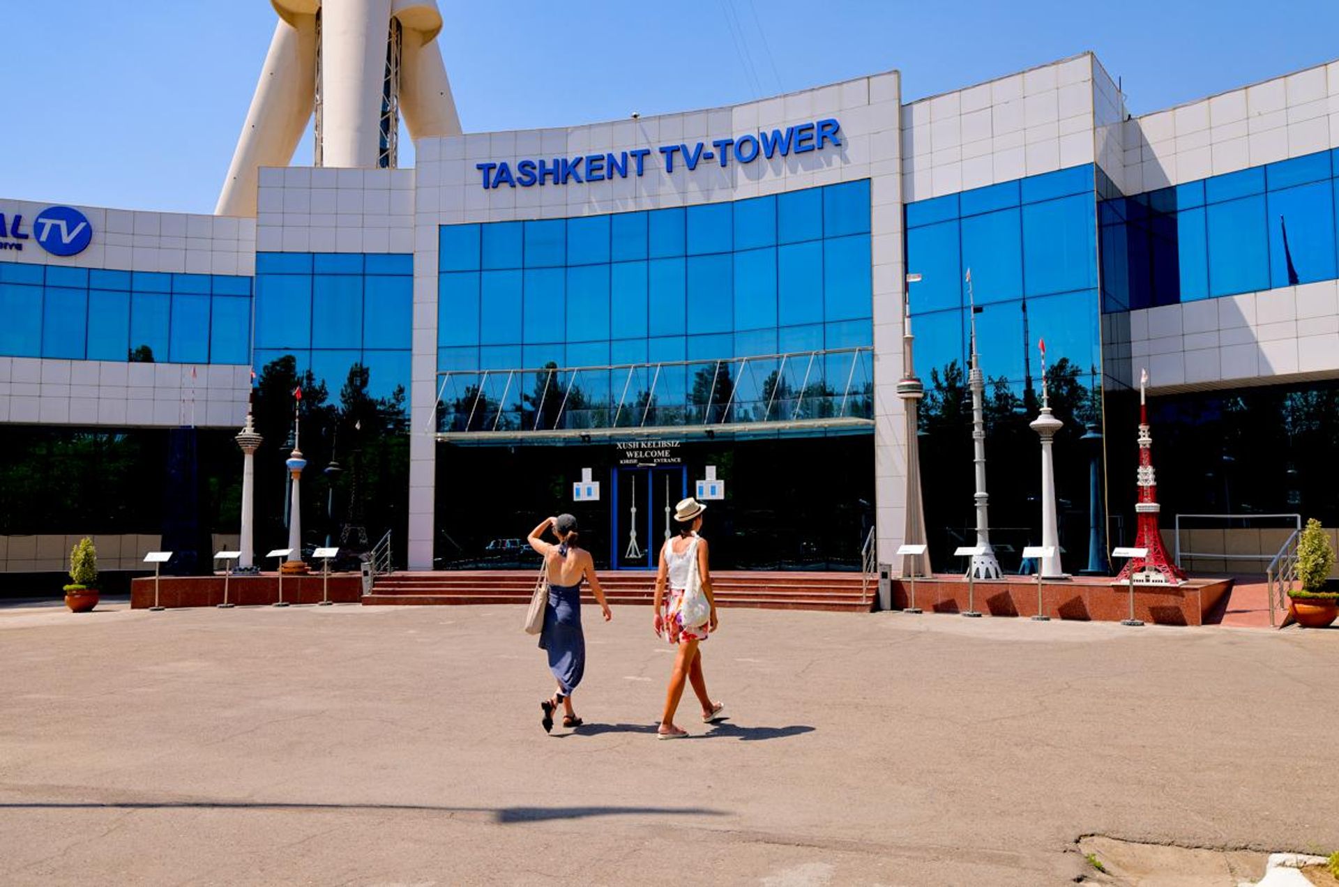 Тошкент телеминораси кириш қисмидаги сайёҳлар Тошкент телеминораси кириш қисмидаги сайёҳлар - Sputnik Ўзбекистон, 1920, 12.08.2026