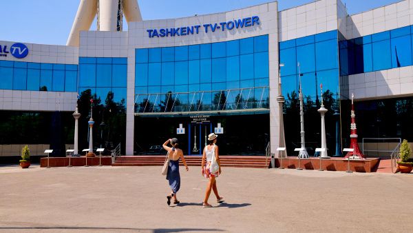 Туристы у входа в Ташкентскую телебашню - Sputnik Узбекистан