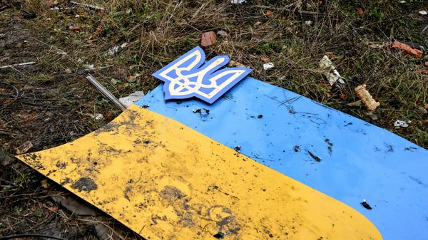 Флаг и герб Украины в освобожденном российскими войсками Красноармейске в ДНР. - Sputnik Ўзбекистон