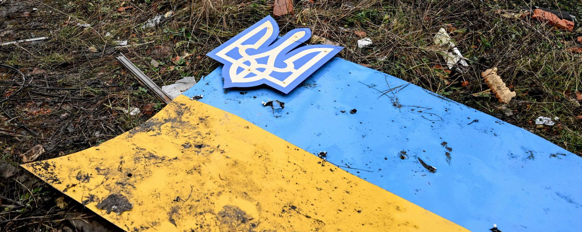 Флаг и герб Украины в освобожденном российскими войсками Красноармейске в ДНР. - Sputnik Ўзбекистон, 1920, 13.08.2026