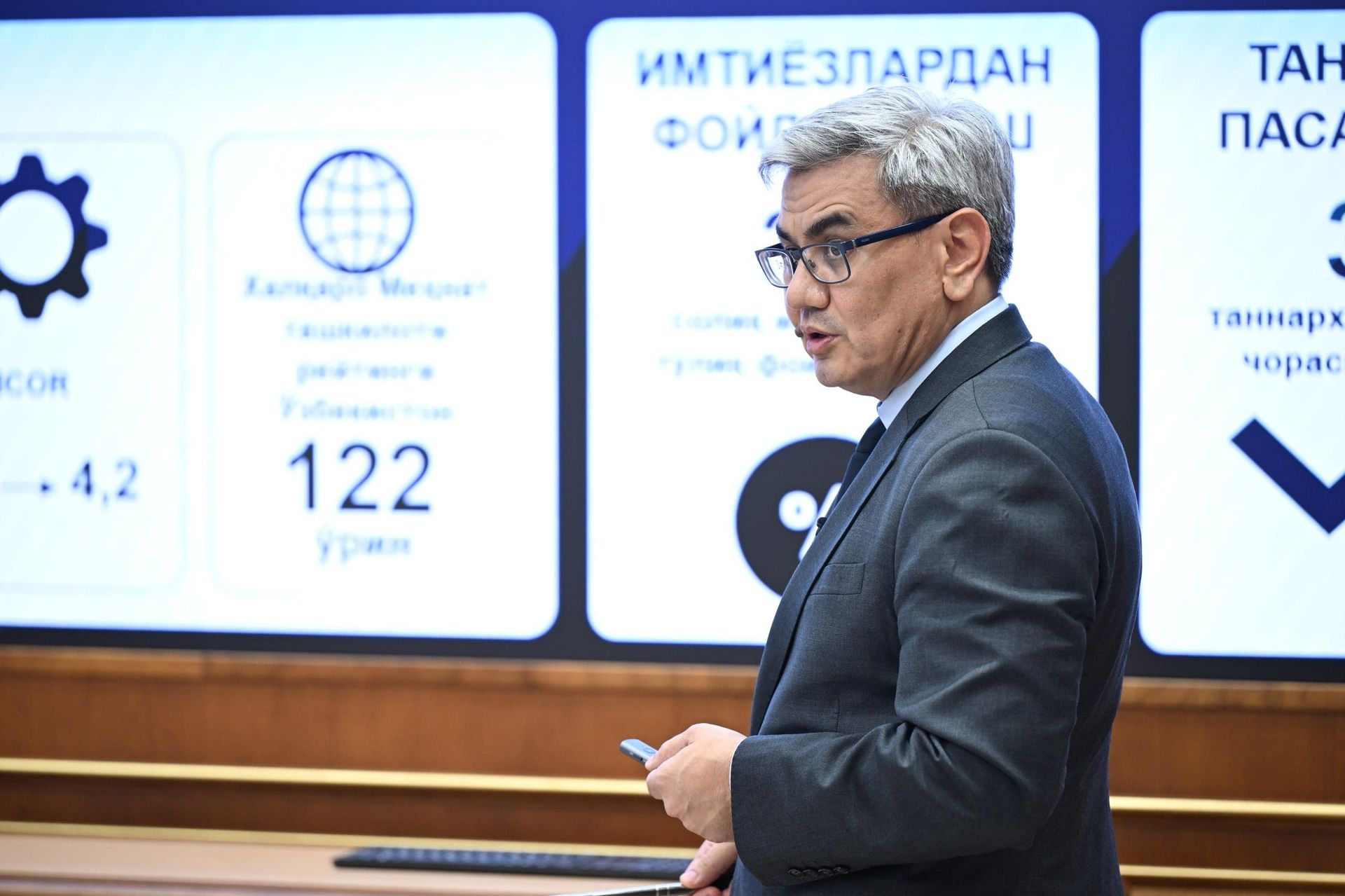 Шавкату Мирзиёеву доложено о ходе подготовки к очередному открытому диалогу с предпринимателями. - Sputnik Узбекистан, 1920, 14.08.2026