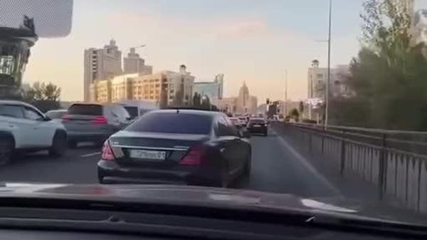В Астане водитель необычно поблагодарил автомобилиста, который уступил ему дорогу - Sputnik Узбекистан