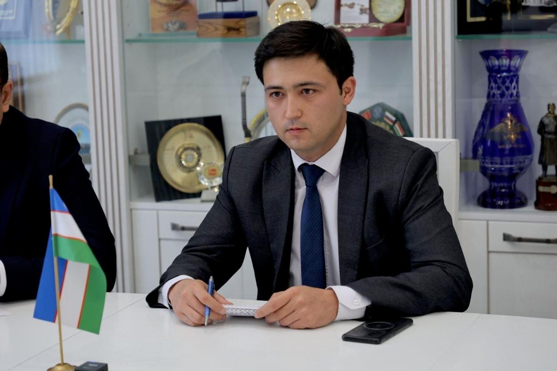 В МВД Беларуси состоялась встреча и.о. начальника Департамента по гражданству и миграции Инны Студеничник с представителем Агентства миграции Узбекистана Аброржоном Олимовым. - Sputnik Узбекистан, 1920, 15.08.2026