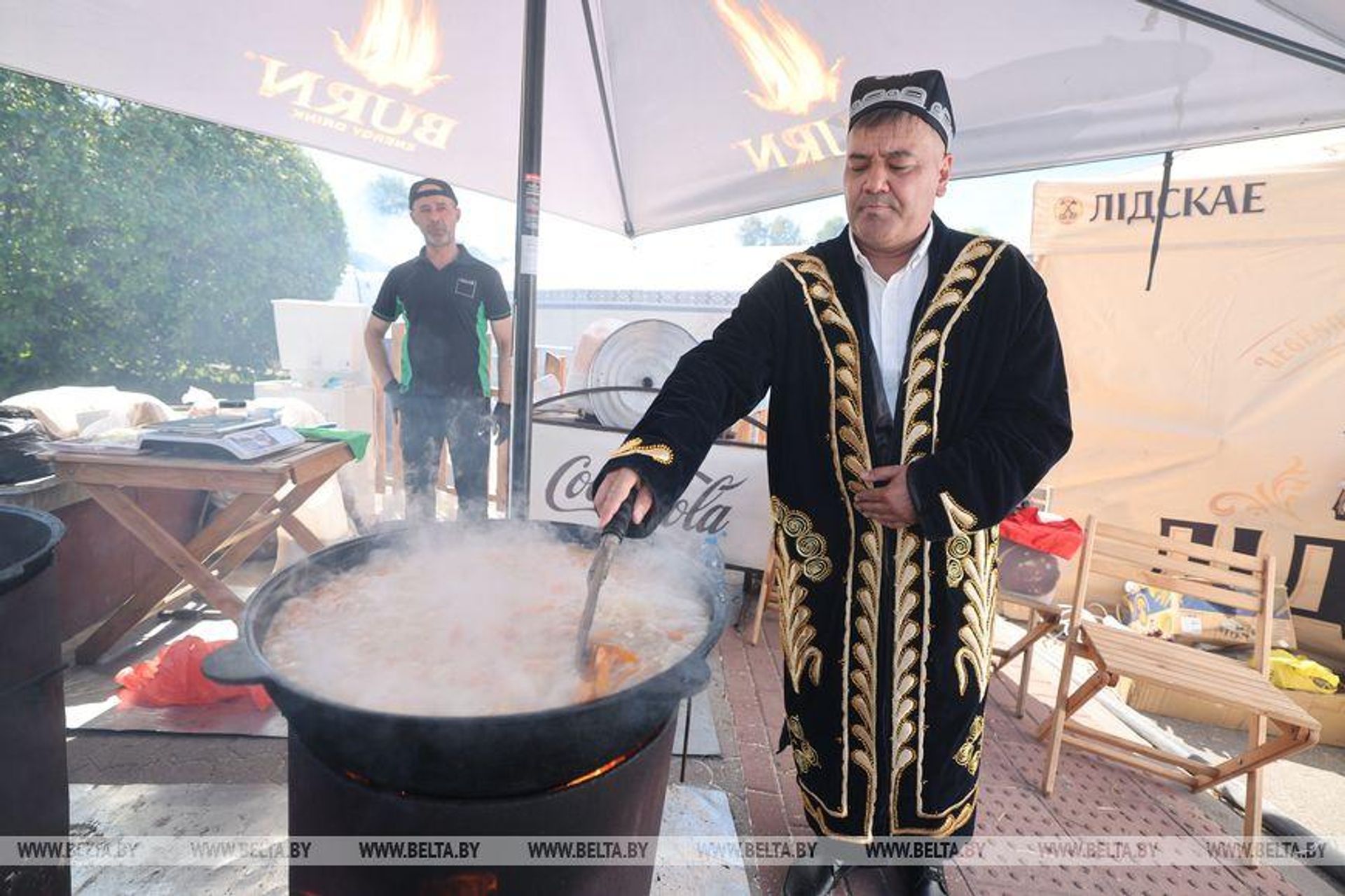 Участники из Узбекистана приготовили плов для гостей фестиваля в Беларуси  - Sputnik Узбекистан, 1920, 16.08.2026