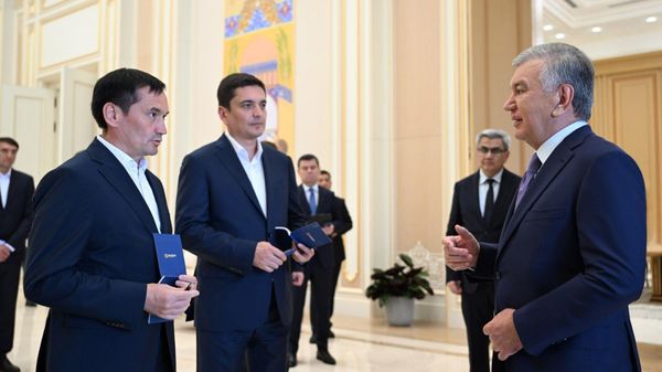 Президент ознакомился с созидательной работой в международном аэропорту Ургенча - Sputnik Узбекистан