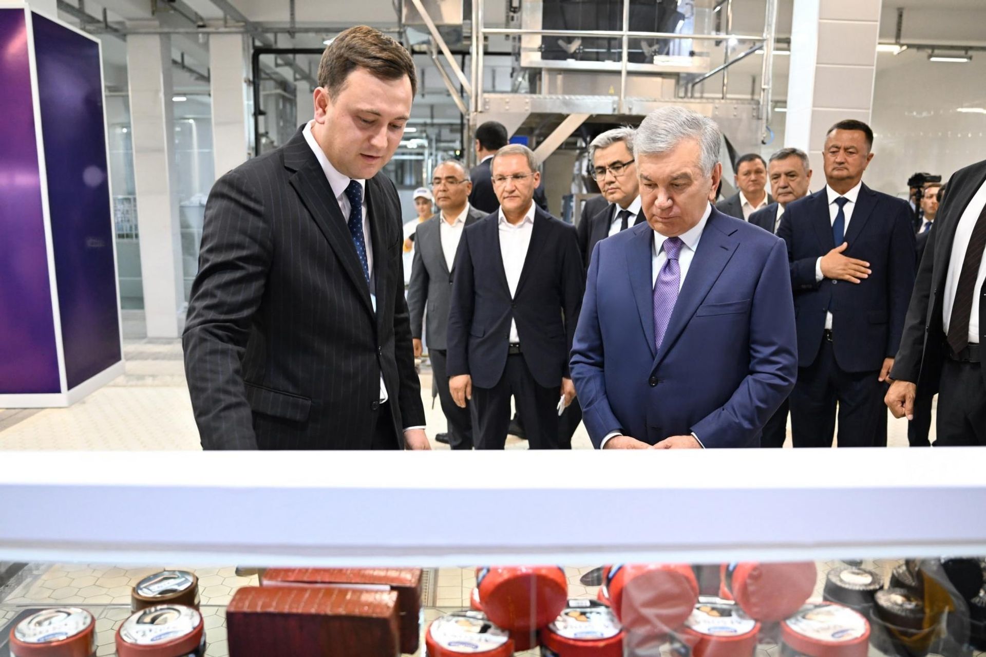 Президент ознакомился с деятельностью предприятия по производству молочной продукции
Президент ознакомился с деятельностью предприятия по производству молочной продукции
- Sputnik Узбекистан, 1920, 17.08.2026