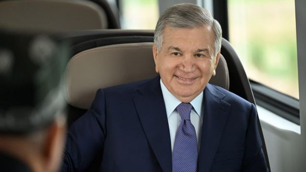 Шавкат Мирзиёев ознакомился с новой железнодорожной веткой, связавшей аэропорт Ургенча с Хивой - Sputnik Узбекистан