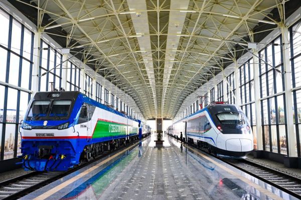 Шавкат Мирзиёев ознакомился с новой железнодорожной веткой, связавшей аэропорт Ургенча с Хивой - Sputnik Узбекистан