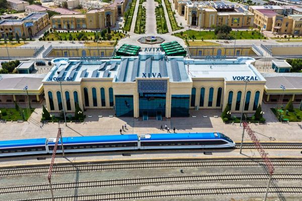 Шавкат Мирзиёев ознакомился с новой железнодорожной веткой, связавшей аэропорт Ургенча с Хивой - Sputnik Узбекистан