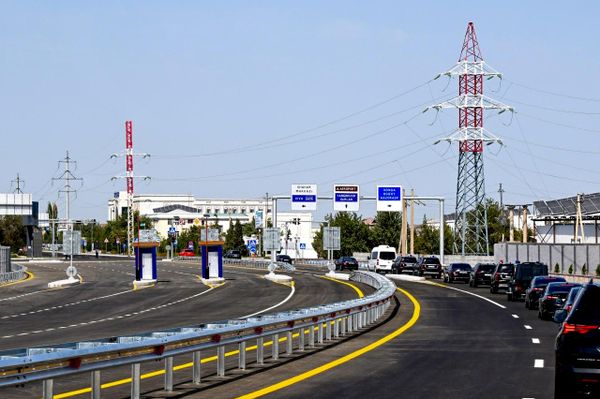Шавкат Мирзиёев проехал по новой платной автодороге из Хивы в Ургенч Шавкат Мирзиёев проехал по новой платной автодороге из Хивы в Ургенч - Sputnik Узбекистан