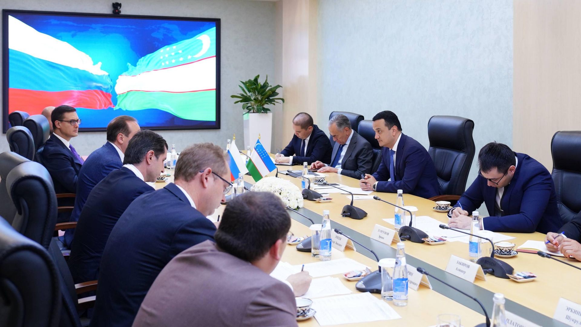 Ministr investitsiy, promishlennosti i torgovli Uzbekistana Laziz Kudratov provol vstrechu s glavoy Respubliki Mordoviya Artomom Zdunovim Ministr investitsiy, promishlennosti i torgovli Uzbekistana Laziz Kudratov provol vstrechu s glavoy Respubliki Mordoviya Artomom Zdunovim - Sputnik O‘zbekiston, 1920, 21.08.2026