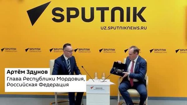 Бумеранг как символ возвращения: глава Мордовии подарил @SputnikUzbekistan необычный подарок - Sputnik Узбекистан
