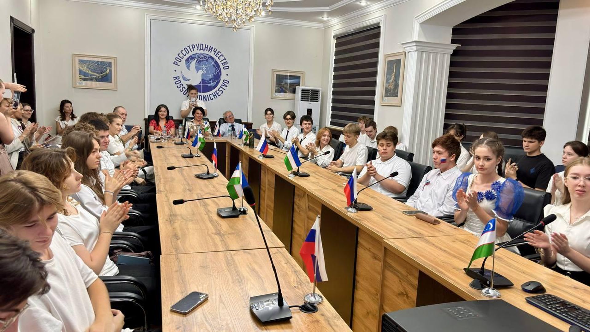День Государственного флага России отметили в Русском доме в Ташкенте День Государственного флага России отметили в Русском доме в Ташкенте - Sputnik Узбекистан, 1920, 22.08.2026