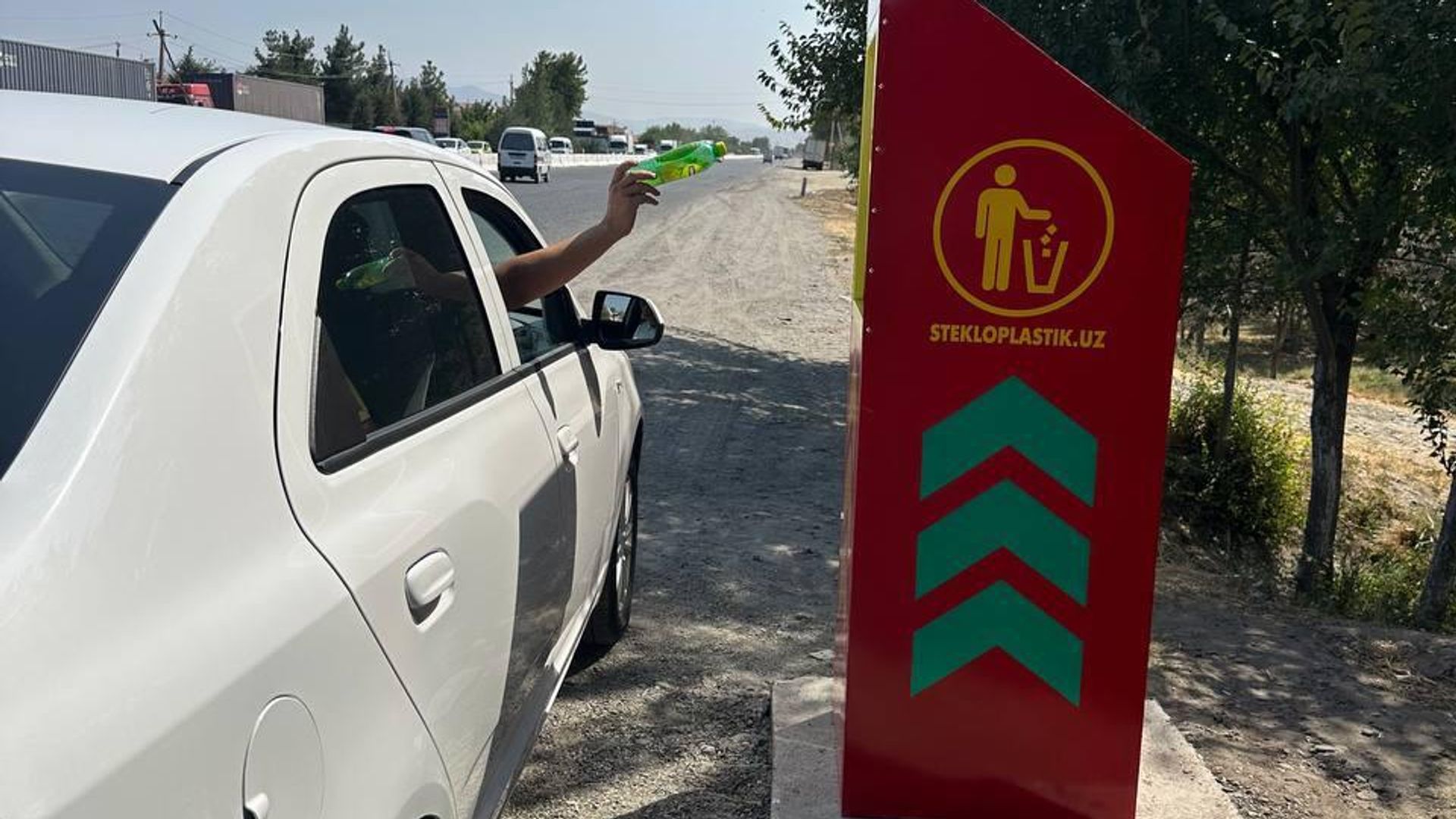 В Самарканде вдоль трасс устанавливают урны для мусора В Самарканде вдоль трасс устанавливают урны для мусора - Sputnik Узбекистан, 1920, 22.08.2026