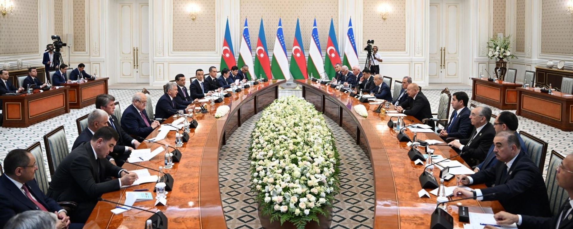 Президенты Узбекистана и Азербайджана провели заседание Высшего межгосударственного совета - Sputnik Ўзбекистон, 1920, 23.08.2026