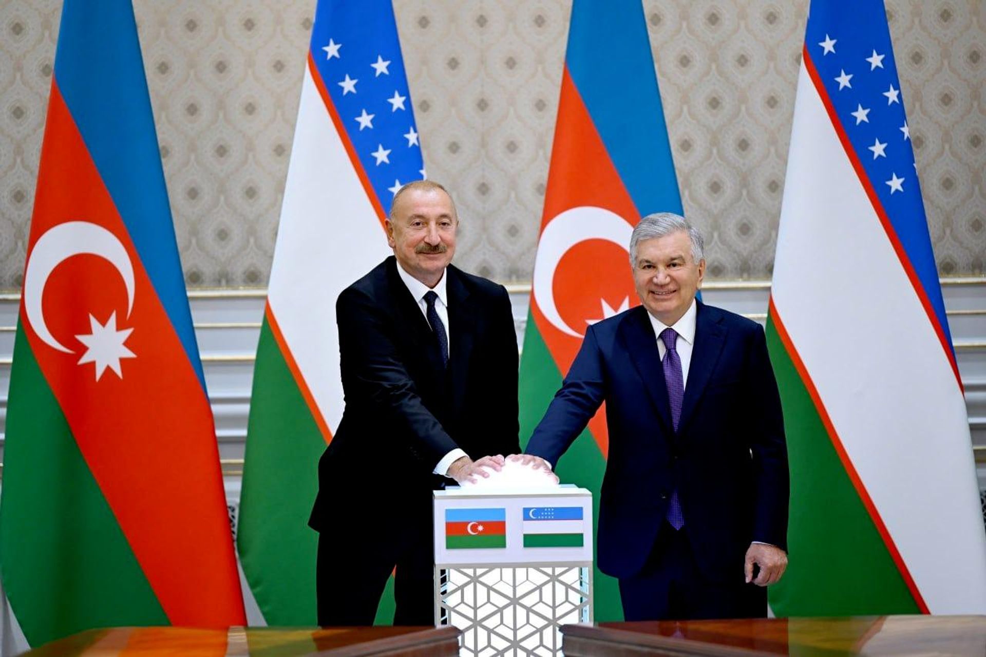 Президенты Узбекистана и Азербайджана приняли участие в церемонии запуска совместных проектов Президенты Узбекистана и Азербайджана приняли участие в церемонии запуска совместных проектов - Sputnik Узбекистан, 1920, 23.08.2026