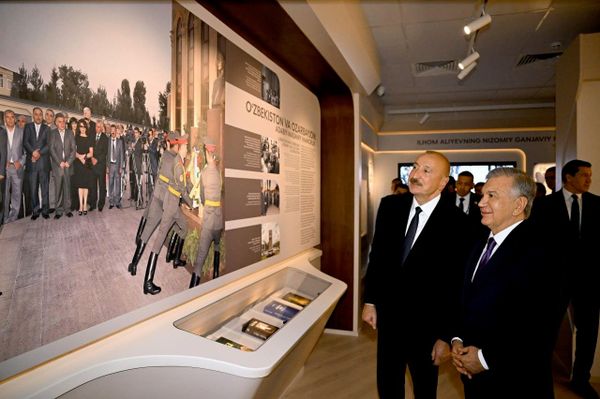 Президенты Узбекистана и Азербайджана приняли участие в церемонии открытия нового кампуса Национального педагогического университета Узбекистана имени Низами в Новом Ташкенте Президенты Узбекистана и Азербайджана приняли участие в церемонии открытия нового кампуса Национального педагогического университета Узбекистана имени Низами в Новом Ташкенте - Sputnik Узбекистан