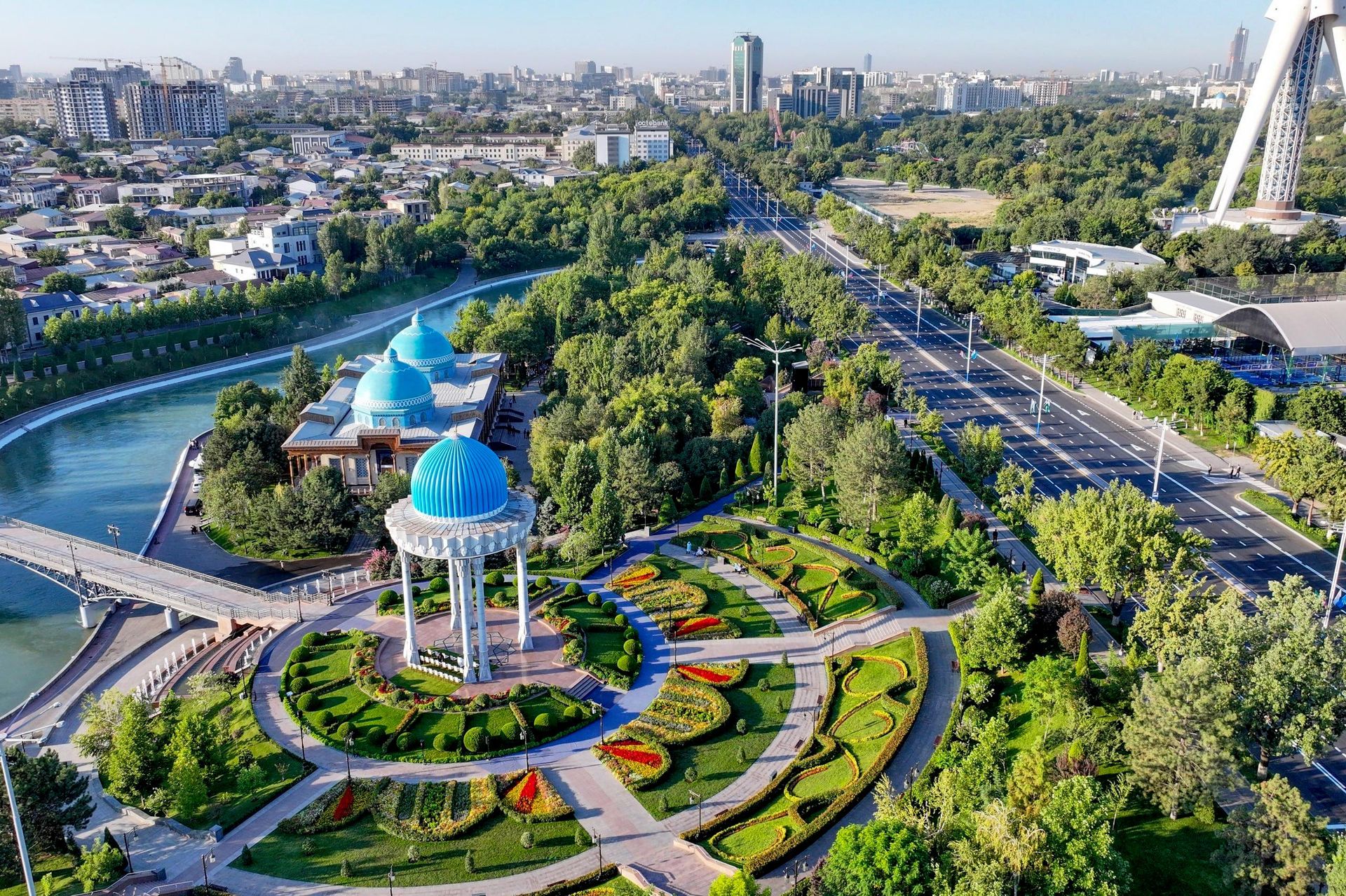 Шавкат Мирзиёев принял участие в церемонии поминовения жертв репрессий в мемориальном комплексе Шахидлар хотираси. - Sputnik Узбекистан, 1920, 28.08.2026