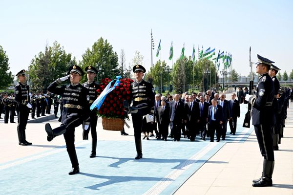 Шавкат Мирзиёев посетил парк Янги Узбекистон и возложил венок к подножию Монумента независимости. Шавкат Мирзиёев посетил парк Янги Узбекистон и возложил венок к подножию Монумента независимости. - Sputnik Узбекистан