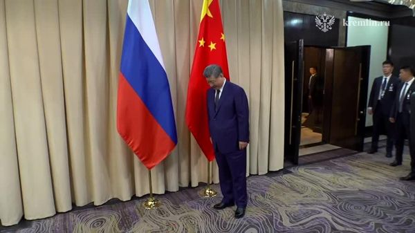 Россия готова работать по переводу безвизового режима с Китаем на постоянную основу, если в КНР сочтут это полезным, заявил Путин на встрече с Си Цзиньпином в Бишкеке - Sputnik Узбекистан