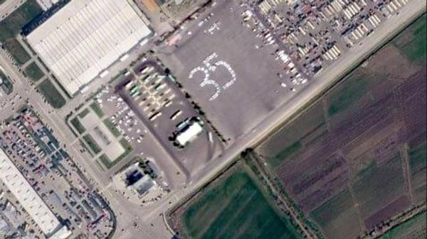 В Узбекистане около 80 автомобилей приняли участие во флэшмобе в честь 35-летия независимости республики - Sputnik Узбекистан