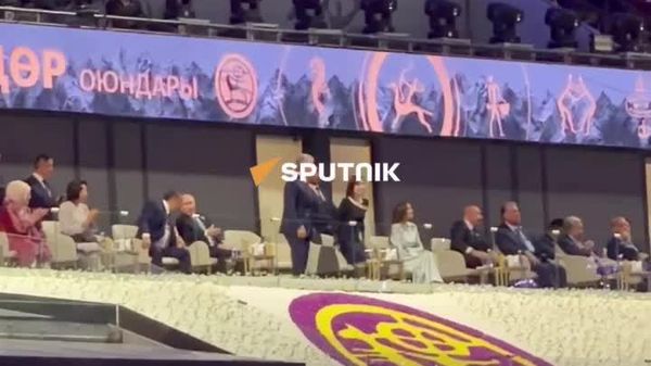 Шавкат Мирзиёев с супругой поприветствовали сборную Узбекистана на открытии Всемирных игр кочевников в Бишкеке, передает @sputnik_kyrgyzstan - Sputnik Узбекистан