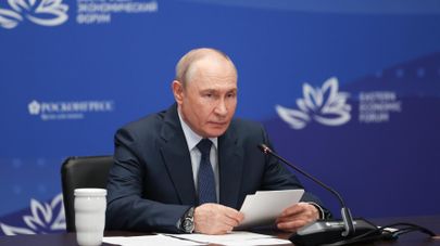 Владимир Путин участвует в пленарном заседании ВЭФ-2026
