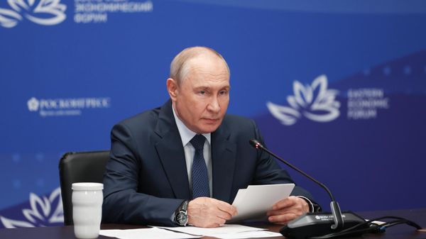 Владимир Путин участвует в пленарном заседании ВЭФ-2026 - Sputnik Ўзбекистон