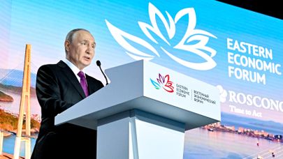 Владимир Путин участвует в пленарном заседании ВЭФ-2026