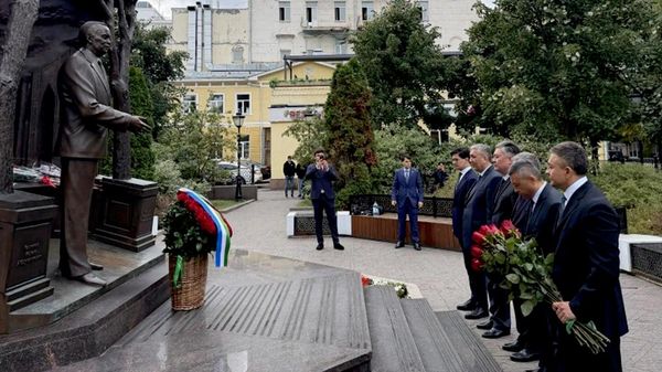 В Москве к памятнику первому президенту Узбекистана возложили цветы - Sputnik Узбекистан