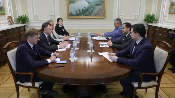 Gubernator Rostovskoy oblasti Yuriy Slyusar vstretilsya s zamestitelem ministra inostrannix del Uzbekistana Olimjonom Abdullayevim i poslom Uzbekistana v Rossii Botirjonom Asadovim - Sputnik O‘zbekiston
