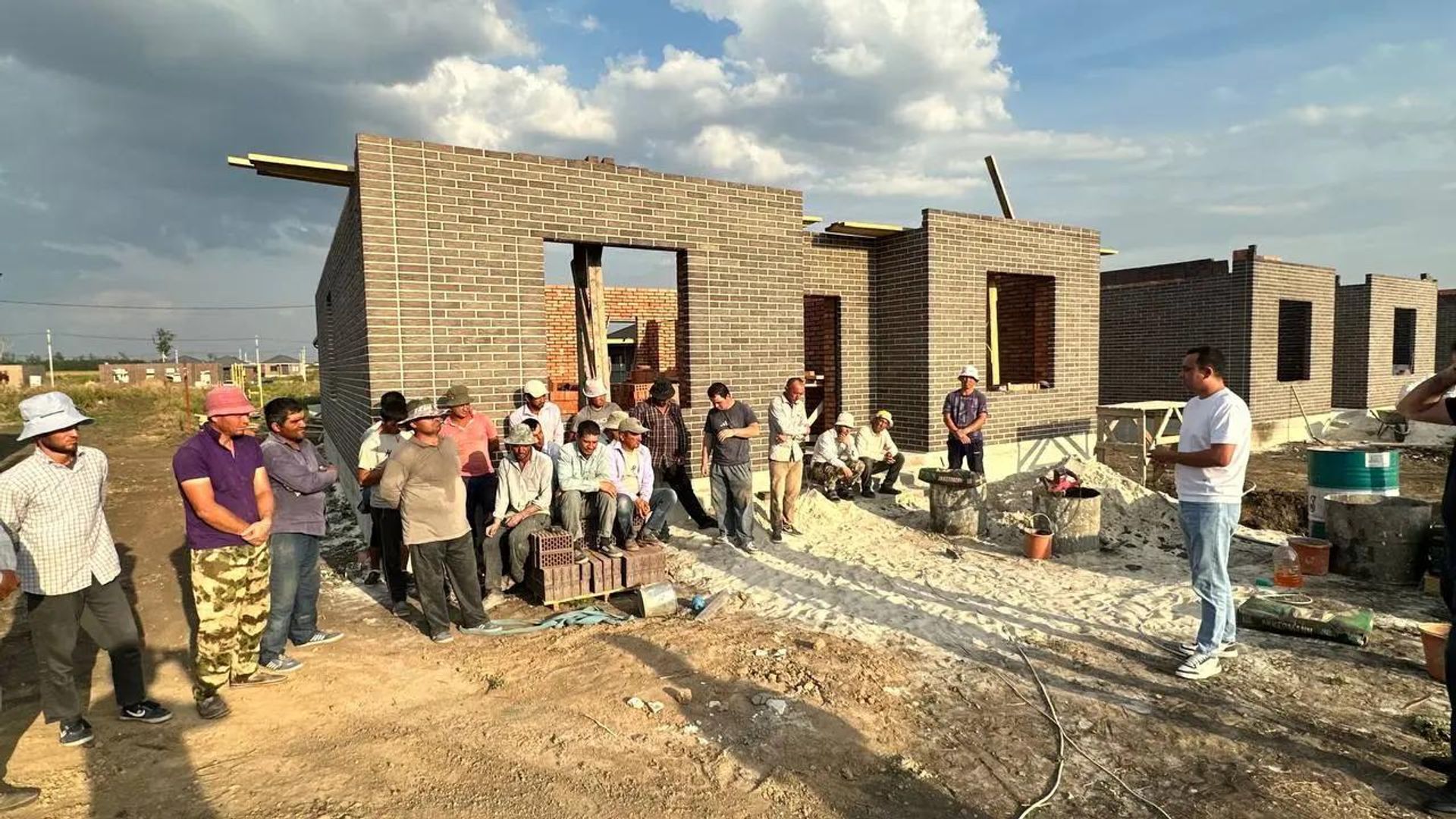 Дипломаты Узбекистана встретились с соотечественниками и трудовыми мигрантами в Ростовской области. Дипломаты Узбекистана встретились с соотечественниками и трудовыми мигрантами в Ростовской области. - Sputnik Узбекистан, 1920, 04.09.2026