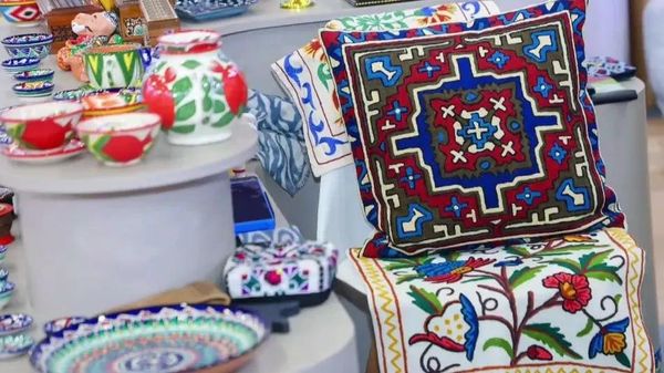 На международной выставке Southern China Book Fair в Гуанчжоу Генеральное консульство Узбекистана организовало национальный стенд - Sputnik Узбекистан