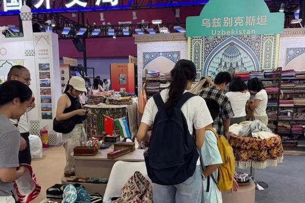 На международной выставке Southern China Book Fair в Гуанчжоу Генеральное консульство Узбекистана организовало национальный стенд - Sputnik Узбекистан