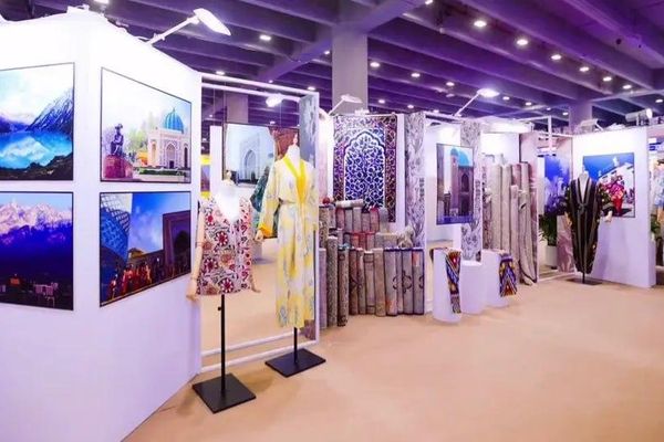 На международной выставке Southern China Book Fair в Гуанчжоу Генеральное консульство Узбекистана организовало национальный стенд - Sputnik Узбекистан