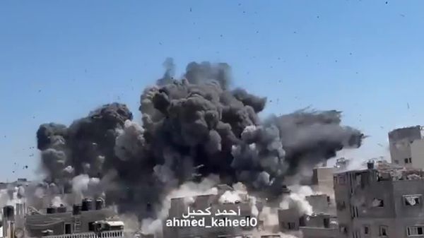Израиль нанес удар по лагерю беженцев к западу от города Газа - Sputnik Узбекистан