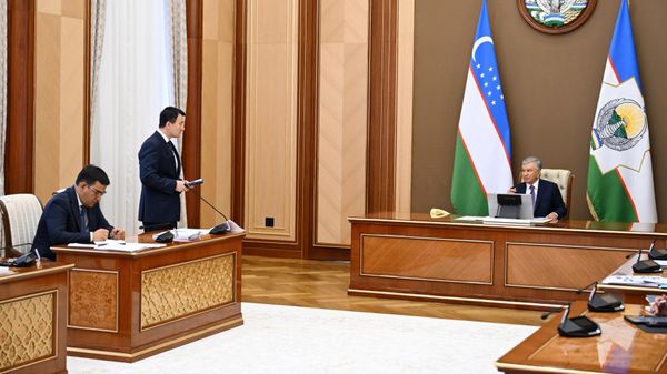 Шавкат Мирзиёев ознакомился с презентацией по вопросам развития электротехнической промышленности - Sputnik Ўзбекистон