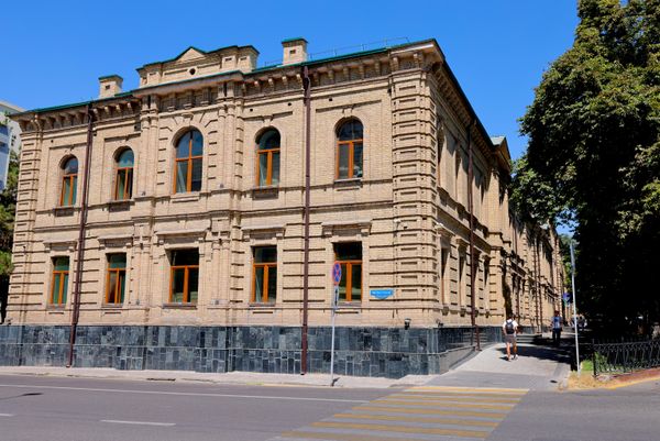 Qizlar va o‘g‘il bolalar gimnaziyalari (1878–1883 yillar).Me’moriy ansambl Toshkentda 1878–1883 yillarda harbiy muhandis va me’mor S. K. Glinka-Yanchevskiy loyihasi asosida qurilgan. Erkaklar va ayollar gimnaziyalari binolari Sayilgoh ko‘chasining ikki tomonida joylashgan.Dastlab binolar alohida ikki qavatli inshootlardan iborat bo‘lgan. 1906-yilda me’mor G. M. Svarichevskiy loyihasi asosida ular orasiga qo‘shimcha qismlar qurilib, yagona majmuaga birlashtirilgan, 1930-yillarda esa uch qavatgacha ustqurma qilingan. - Sputnik O‘zbekiston