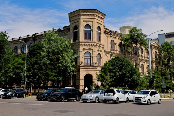 Sobiq Turkiston davlat palatasi (1887 yil).Turkiston davlat palatasining ikki qavatli binosi Toshkentda 1887-yilda me’mor Vilgelm Geynselman loyihasi asosida qurilgan. 1970–1980-yillarda bu yerda O‘zbekiston xalqlari tarixi muzeyi joylashgan. - Sputnik O‘zbekiston