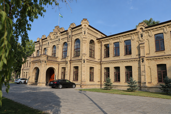 Toshkent real bilim yurti binosi (1898 yil).Bino 1898-yilda me’morlar Vilgelm Geynselman va A. P. Maksimov loyihasi asosida qurilgan. Qasr eklektika uslubida, rus g‘isht me’morchiligi va gotika elementlari uyg‘unligida barpo etilgan.Bu Toshkentda kontrforslardan foydalanilgan ilk inshoot hisoblanadi. Binoda fizika va kimyo bo‘yicha maxsus xonalar, shuningdek, Nikolay Chudotvores cherkovi ham bo‘lgan. - Sputnik O‘zbekiston