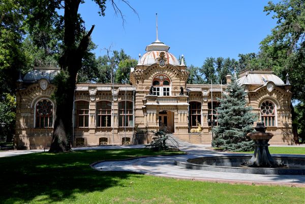 Knyaz N. K. Romanov saroyi (1891 yil).Saroy Toshkentda 1891-yilda me’morlar V. S. Geynselman va A. L. Benua loyihasi asosida knyaz Nikolay Konstantinovich uchun qurilgan.Sovet davrida bino turli muassasalar uchun foydalanilgan, keyinchalik O‘zbekiston Tashqi ishlar vazirligining qabullar uyiga aylangan. Bugungi kunda saroy Toshkentning tarixiy me’morchiligidagi diqqatga sazovor yodgorliklardan biri hisoblanadi. - Sputnik O‘zbekiston