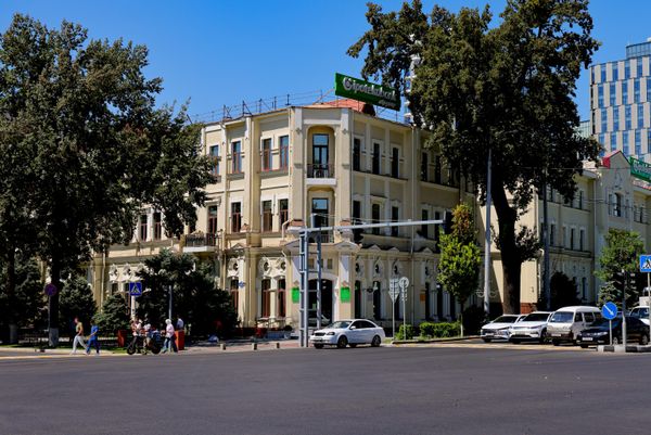 Kaplan dorixonasi binosi (1906 yil).Bino 1906-yilda me’mor Georgiy Svarichevskiy loyihasi asosida farmatsevt Iyeronim Krauze uchun qurilgan. Qasr modern uslubida barpo etilgan. Keyinchalik bu yerda "Filipp Kaplan va o‘g‘illari" savdo uyi joylashgan.Bugungi kunda tarixiy binoda "Ipoteka-bank"ning filiali joylashgan. - Sputnik O‘zbekiston