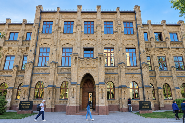 Toshkentdagi Vestminster xalqaro universiteti binosi (TVXU) (1912 yil).Toshkentdagi Vestminster xalqaro universiteti binosi 1912-yilda me’mor Georgiy Svarichevskiy loyihasi asosida qurilgan. Bino dastlab xotin-qizlar gimnaziyasi uchun barpo etilgan. - Sputnik O‘zbekiston